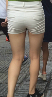 街拍白紧热裤两小妹玩自拍第四季