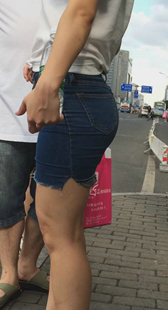 牛仔裙超翘臀太性感了第三季