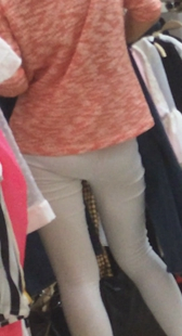 服装店性感白裤小妹