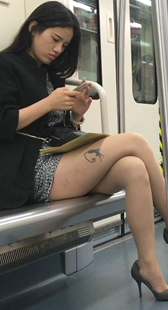 地铁高跟超短裙真是骚