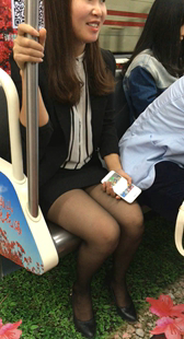 风骚黑丝超短裙美少妇