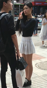 街拍白色短裙少妇