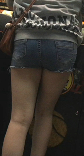 牛仔热裤小妹玩投蓝