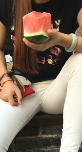 霸气白裤开三角吃张西瓜