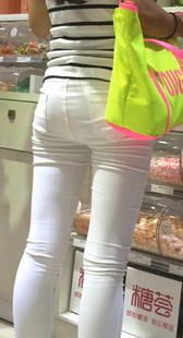 超市紧身白裤美女