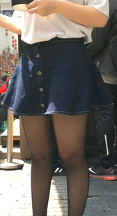 街拍黑丝短裙美女