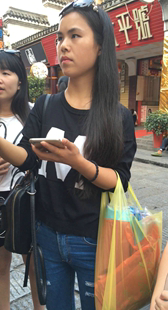 街拍紧身蓝牛美少女