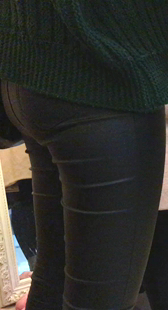 服装店黑裤翘臀小妹