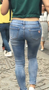 紧身蓝牛少妇身材变形