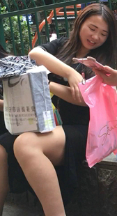 街拍短裙两美女