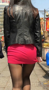 红色包臀裙黑丝肥臀少妇