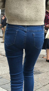 蓝色紧身牛仔裤翘臀好身材美女