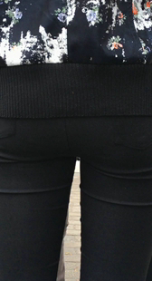 公交站大屁股打底裤少妇