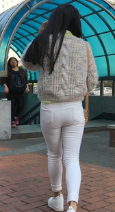 走出校园的紧身白裤学生妹子