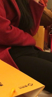 坐姿紧身黑裤美女