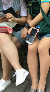 花坛两个肉色丝袜清纯学生妹