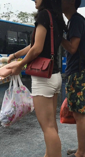 雨天包臀大PP短裤子少妇