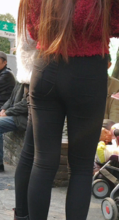 紧身黑裤翘臀美女