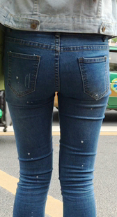 公交站蓝色牛仔裤美眉紧绷饱满圆臀