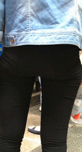 黑色紧裤宽臀美眉
