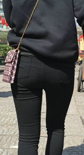 紧身黑裤少妇紧绷小翘臀