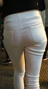 跟拍紧身白裤丰满圆臀美眉