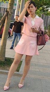 粉裙肉色丝袜高跟小妹
