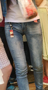 蓝色紧身牛仔裤美眉真性感