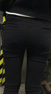 跟拍紧臀黑裤小妹视频