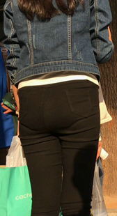 等车的紧身黑裤美眉挺翘肥臀