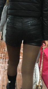 性感少妇皮短裤配肉色丝袜