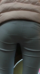 紧身裤性感紧臀美女玩投篮机