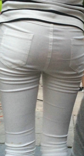 紧身微透白裤美女