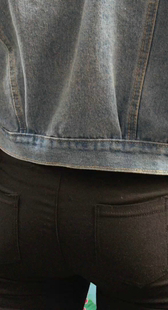 黑裤妹子把屁股包的真圆