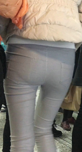 紧身灰裤性感翘臀美女