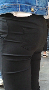 紧身黑裤饱满圆润翘臀妹子