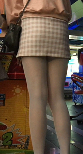 投篮机白色丝袜短裙学生美眉