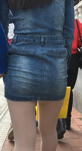 牛仔连衣裙肉丝美眉