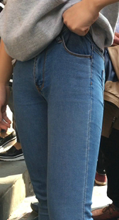 紧身蓝牛饱满翘臀妹子