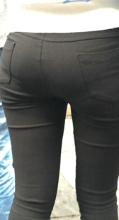 紧身黑裤饱满屁屁美女