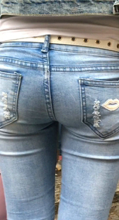 紧身牛仔美女屁股扭的很带劲