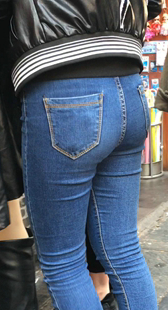 排队蓝色紧裤饱满圆臀美眉