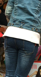 紧身蓝色牛仔裤美眉