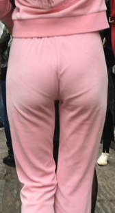 粉色呢绒套装长发美妇