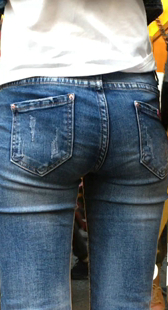 排队买饮料紧身牛仔裤美女