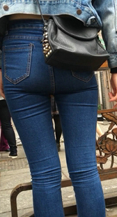 街拍牛仔妹子饱满性感丰臀
