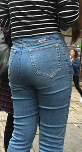 紧身蓝牛美女在等谁呀