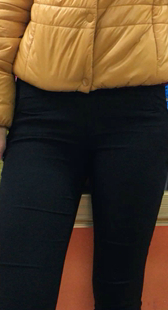 超市紧身黑裤翘臀美女
