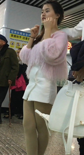 地铁白色短裙肉丝美女