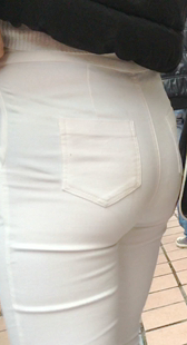 极品白裤大屁股显内痕少妇